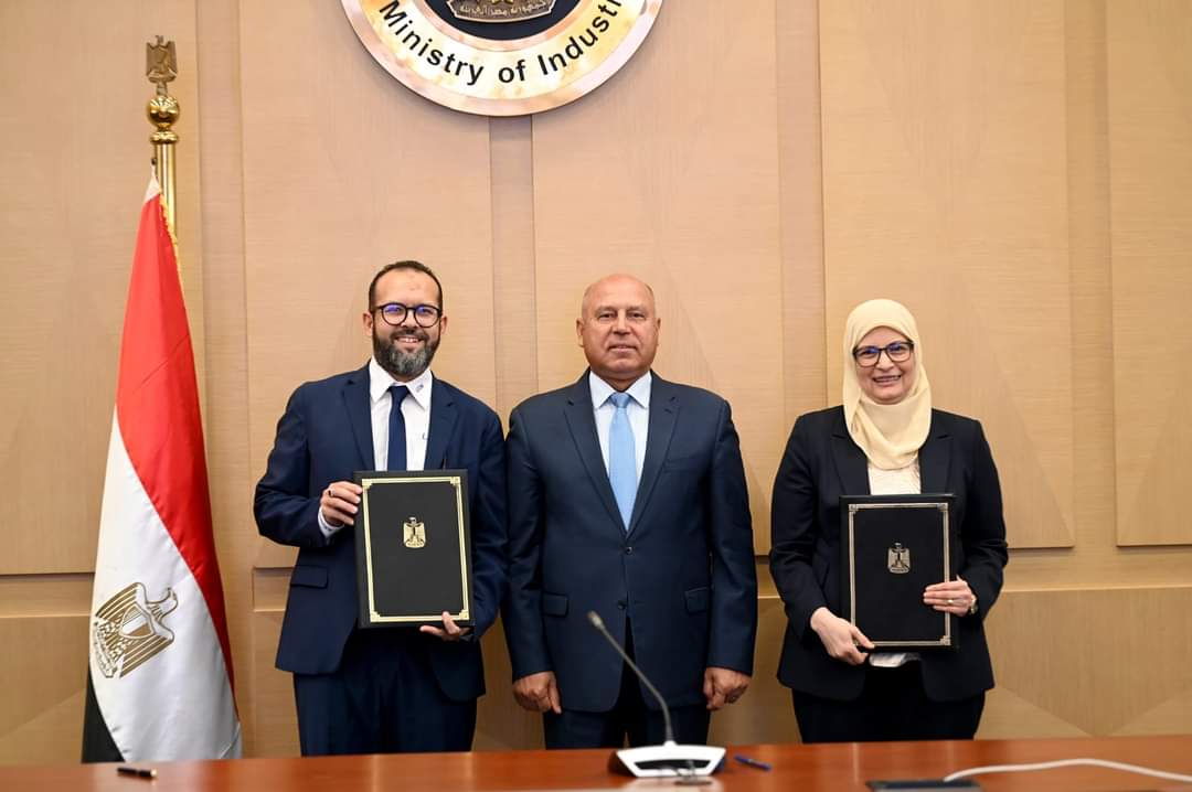 وزير الصناعة والنقل يشهد توقيع عقد بين شركة القاهرة للاستثمار والتطوير العمراني وشركة ليوني مصر